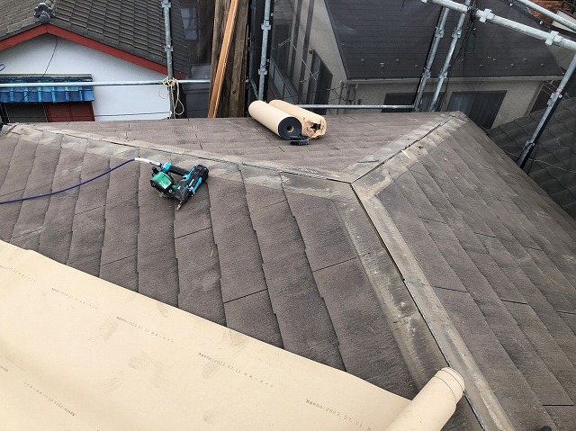 横暖ルーフαｓ　バズルーフ　カツキ板金　寄棟　屋根葺き替え　カバー工法