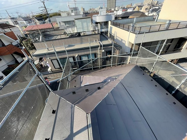 スレート屋根から横暖ルーフを使った屋根カバー工事を行いました！川口市屋根カバー工事　横暖ルーフαｓ　ニチハ　センタールーフ　スレートボロボロ　ガルバリウム鋼板　