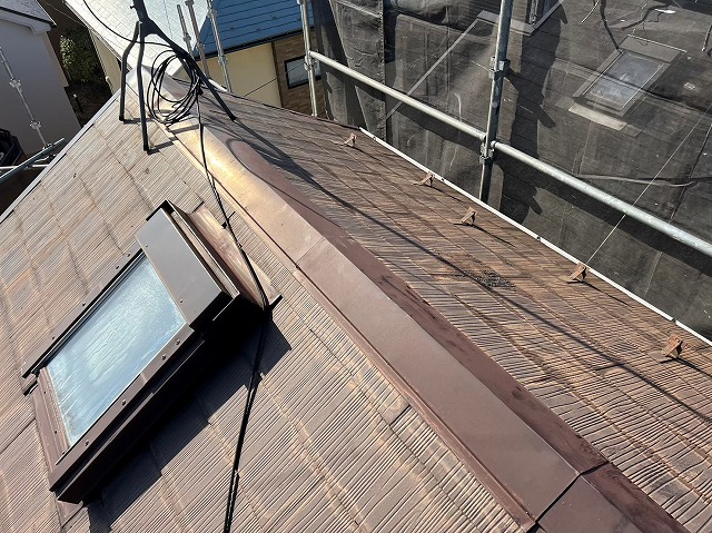 スレート屋根から横暖ルーフを使った屋根カバー工事を行いました！川口市屋根カバー工事　横暖ルーフαｓ　ニチハ　センタールーフ　スレートボロボロ　ガルバリウム鋼板　