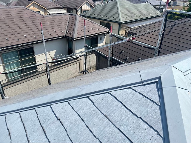 横暖ルーフαｓ　バズルーフ　カツキ板金　寄棟　屋根葺き替え　カバー工法
