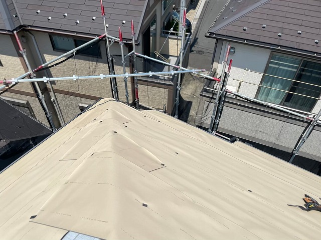 横暖ルーフαｓ　バズルーフ　カツキ板金　寄棟　屋根葺き替え　カバー工法