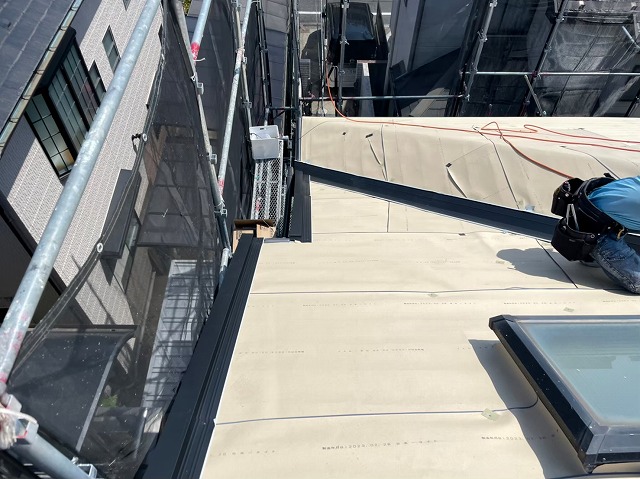 横暖ルーフαｓ　バズルーフ　カツキ板金　寄棟　屋根葺き替え　カバー工法