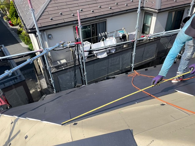 横暖ルーフαｓ　バズルーフ　カツキ板金　寄棟　屋根葺き替え　カバー工法
