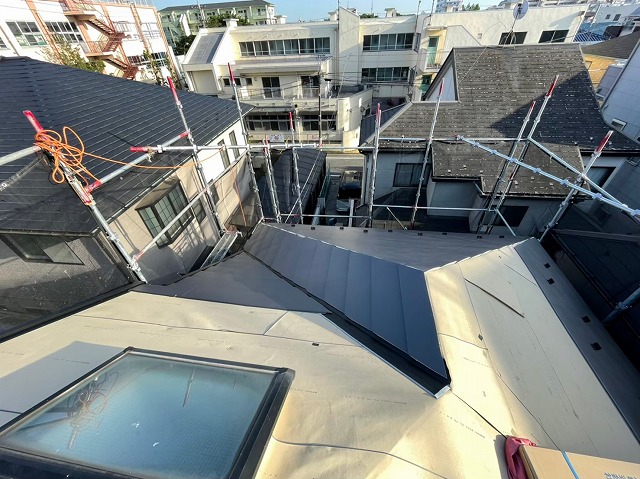 横暖ルーフαｓ　バズルーフ　カツキ板金　寄棟　屋根葺き替え　カバー工法