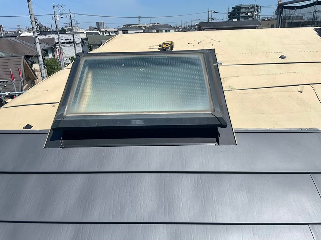 横暖ルーフαｓ　バズルーフ　カツキ板金　寄棟　屋根葺き替え　カバー工法
