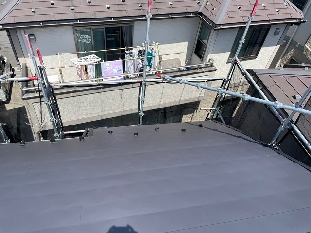 横暖ルーフαｓ　バズルーフ　カツキ板金　寄棟　屋根葺き替え　カバー工法