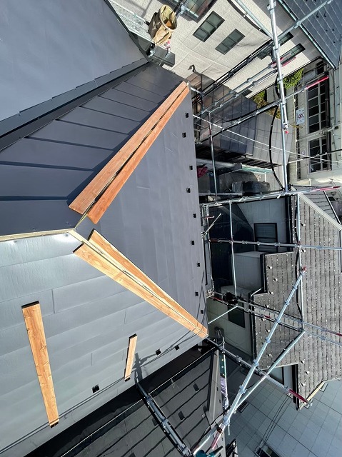 横暖ルーフαｓ　バズルーフ　カツキ板金　寄棟　屋根葺き替え　カバー工法