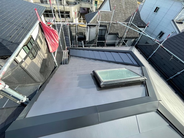 横暖ルーフαｓ　バズルーフ　カツキ板金　寄棟　屋根葺き替え　カバー工法