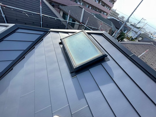 横暖ルーフαｓ　バズルーフ　カツキ板金　寄棟　屋根葺き替え　カバー工法