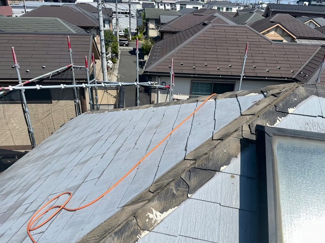 横暖ルーフαｓ　バズルーフ　カツキ板金　寄棟　屋根葺き替え　カバー工法