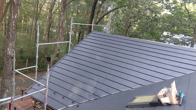 スレート屋根から横暖ルーフを使った屋根カバー工事を行いました！川口市屋根カバー工事　横暖ルーフαｓ　ニチハ　センタールーフ　スレートボロボロ　ガルバリウム鋼板　