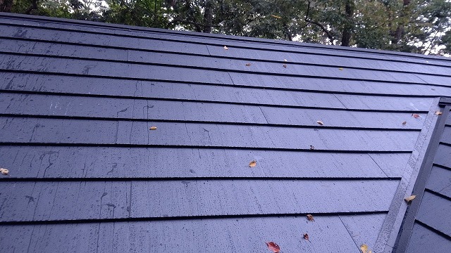 スレート屋根から横暖ルーフを使った屋根カバー工事を行いました！川口市屋根カバー工事　横暖ルーフαｓ　ニチハ　センタールーフ　スレートボロボロ　ガルバリウム鋼板　