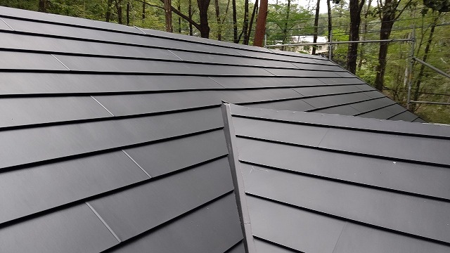 スレート屋根から横暖ルーフを使った屋根カバー工事を行いました！川口市屋根カバー工事　横暖ルーフαｓ　ニチハ　センタールーフ　スレートボロボロ　ガルバリウム鋼板　