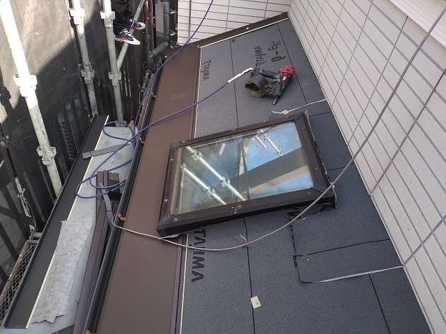 スレート屋根から横暖ルーフを使った屋根カバー工事を行いました！川口市屋根カバー工事　横暖ルーフαｓ　ニチハ　センタールーフ　スレートボロボロ　ガルバリウム鋼板　