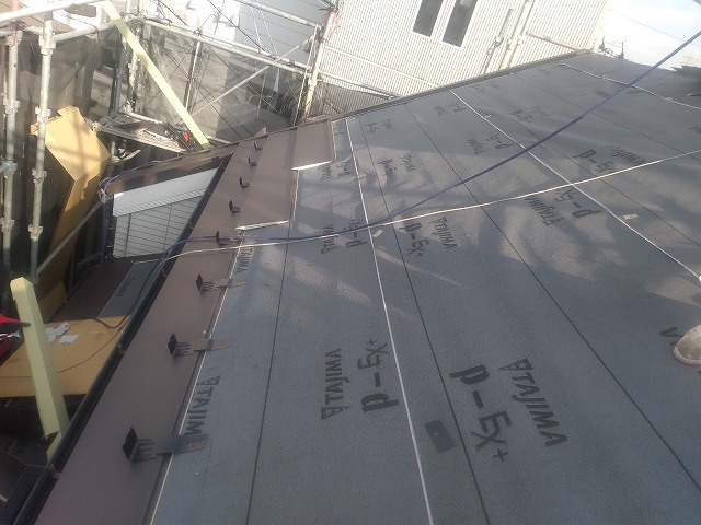 スレート屋根から横暖ルーフを使った屋根カバー工事を行いました！川口市屋根カバー工事　横暖ルーフαｓ　ニチハ　センタールーフ　スレートボロボロ　ガルバリウム鋼板　