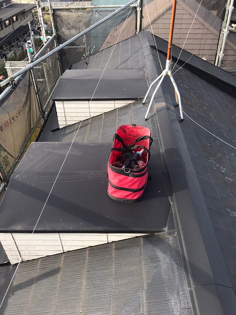 スレート屋根から横暖ルーフを使った屋根カバー工事を行いました！川口市屋根カバー工事　横暖ルーフαｓ　ニチハ　センタールーフ　スレートボロボロ　ガルバリウム鋼板　