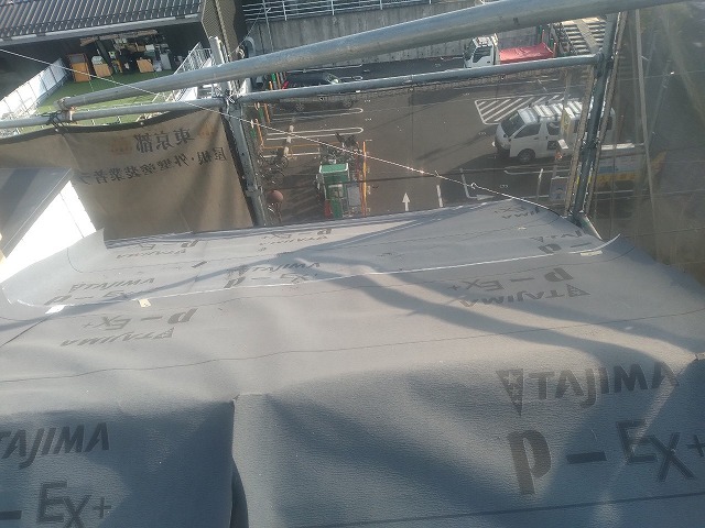 スレート屋根から横暖ルーフを使った屋根カバー工事を行いました！川口市屋根カバー工事　横暖ルーフαｓ　ニチハ　センタールーフ　スレートボロボロ　ガルバリウム鋼板　