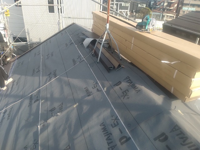 スレート屋根から横暖ルーフを使った屋根カバー工事を行いました！川口市屋根カバー工事　横暖ルーフαｓ　ニチハ　センタールーフ　スレートボロボロ　ガルバリウム鋼板　