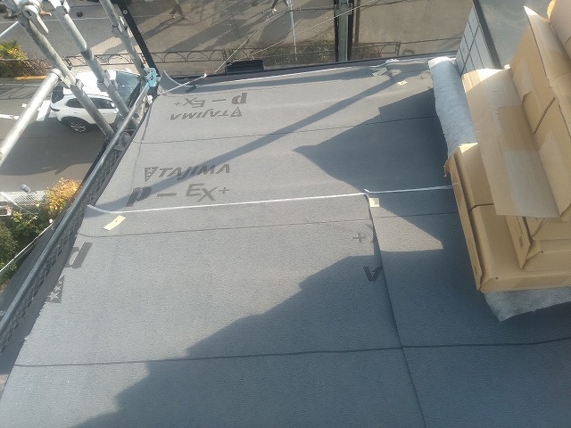 スレート屋根から横暖ルーフを使った屋根カバー工事を行いました！川口市屋根カバー工事　横暖ルーフαｓ　ニチハ　センタールーフ　スレートボロボロ　ガルバリウム鋼板　