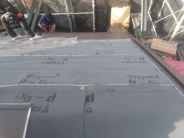 スレート屋根から横暖ルーフを使った屋根カバー工事を行いました！川口市屋根カバー工事　横暖ルーフαｓ　ニチハ　センタールーフ　スレートボロボロ　ガルバリウム鋼板　