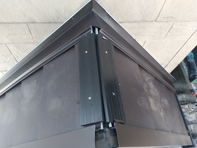 スレート屋根から横暖ルーフを使った屋根カバー工事を行いました！川口市屋根カバー工事　横暖ルーフαｓ　ニチハ　センタールーフ　スレートボロボロ　ガルバリウム鋼板　