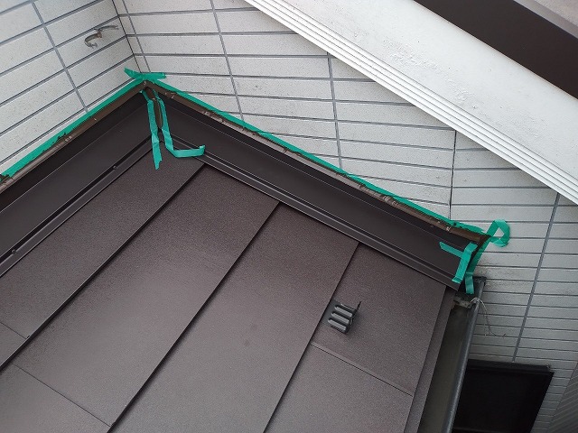 スレート屋根から横暖ルーフを使った屋根カバー工事を行いました！川口市屋根カバー工事　横暖ルーフαｓ　ニチハ　センタールーフ　スレートボロボロ　ガルバリウム鋼板　