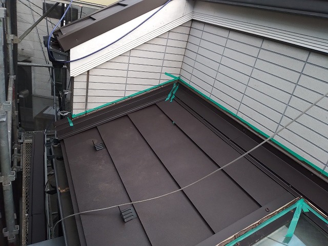 スレート屋根から横暖ルーフを使った屋根カバー工事を行いました！川口市屋根カバー工事　横暖ルーフαｓ　ニチハ　センタールーフ　スレートボロボロ　ガルバリウム鋼板　