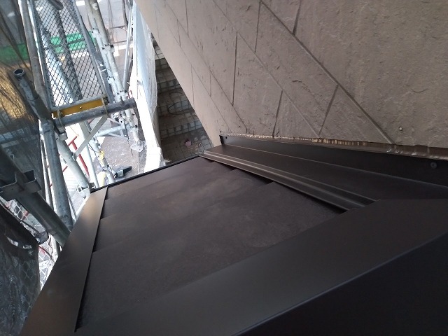 スレート屋根から横暖ルーフを使った屋根カバー工事を行いました！川口市屋根カバー工事　横暖ルーフαｓ　ニチハ　センタールーフ　スレートボロボロ　ガルバリウム鋼板　