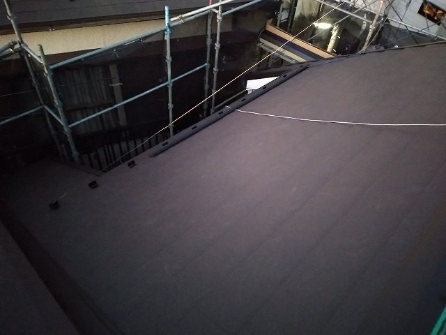 スレート屋根から横暖ルーフを使った屋根カバー工事を行いました！川口市屋根カバー工事　横暖ルーフαｓ　ニチハ　センタールーフ　スレートボロボロ　ガルバリウム鋼板　