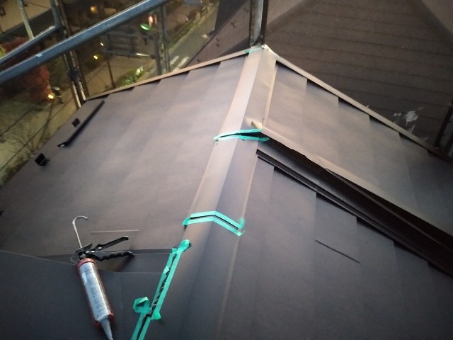 スレート屋根から横暖ルーフを使った屋根カバー工事を行いました！川口市屋根カバー工事　横暖ルーフαｓ　ニチハ　センタールーフ　スレートボロボロ　ガルバリウム鋼板　