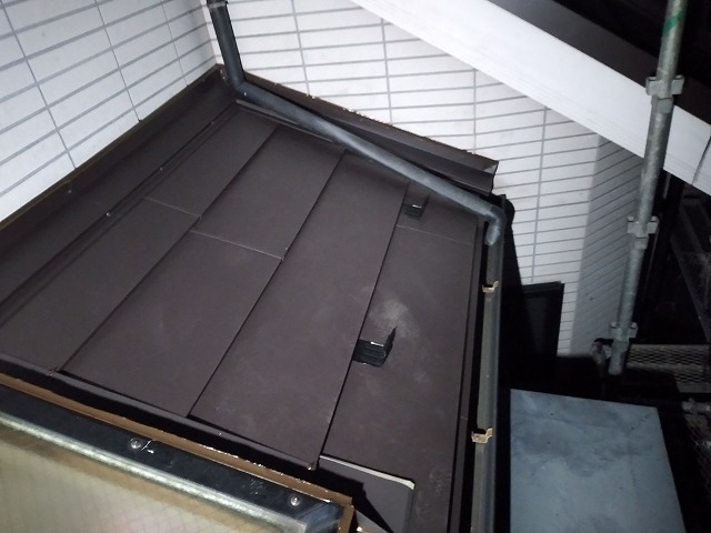 スレート屋根から横暖ルーフを使った屋根カバー工事を行いました！川口市屋根カバー工事　横暖ルーフαｓ　ニチハ　センタールーフ　スレートボロボロ　ガルバリウム鋼板　