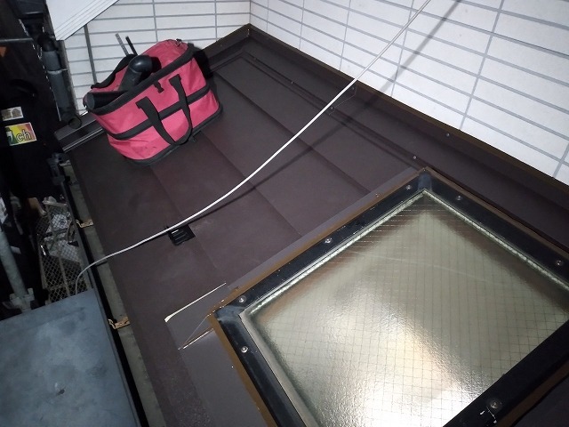 スレート屋根から横暖ルーフを使った屋根カバー工事を行いました！川口市屋根カバー工事　横暖ルーフαｓ　ニチハ　センタールーフ　スレートボロボロ　ガルバリウム鋼板　