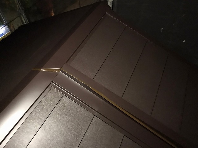 スレート屋根から横暖ルーフを使った屋根カバー工事を行いました！川口市屋根カバー工事　横暖ルーフαｓ　ニチハ　センタールーフ　スレートボロボロ　ガルバリウム鋼板　