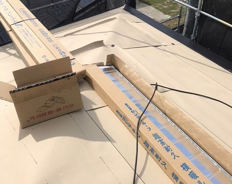 スレート屋根から横暖ルーフを使った屋根カバー工事を行いました！川口市屋根カバー工事　横暖ルーフαｓ　ニチハ　センタールーフ　スレートボロボロ　ガルバリウム鋼板　