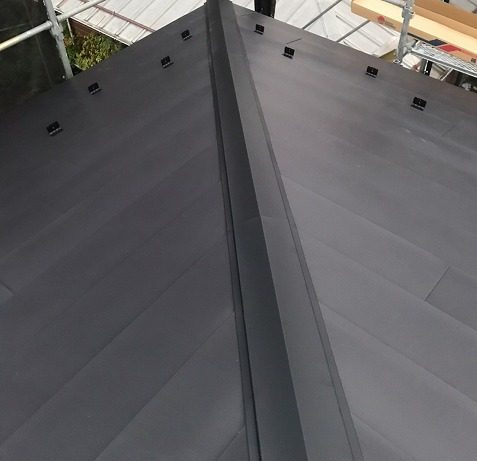 スレート屋根から横暖ルーフを使った屋根カバー工事を行いました！川口市屋根カバー工事　横暖ルーフαｓ　ニチハ　センタールーフ　スレートボロボロ　ガルバリウム鋼板　