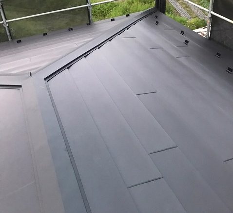 スレート屋根から横暖ルーフを使った屋根カバー工事を行いました！川口市屋根カバー工事　横暖ルーフαｓ　ニチハ　センタールーフ　スレートボロボロ　ガルバリウム鋼板　