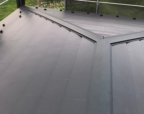 スレート屋根から横暖ルーフを使った屋根カバー工事を行いました！川口市屋根カバー工事　横暖ルーフαｓ　ニチハ　センタールーフ　スレートボロボロ　ガルバリウム鋼板　