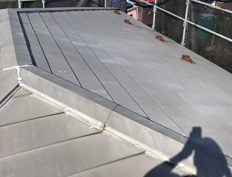 スレート屋根から横暖ルーフを使った屋根カバー工事を行いました！川口市屋根カバー工事　横暖ルーフαｓ　ニチハ　センタールーフ　スレートボロボロ　ガルバリウム鋼板　