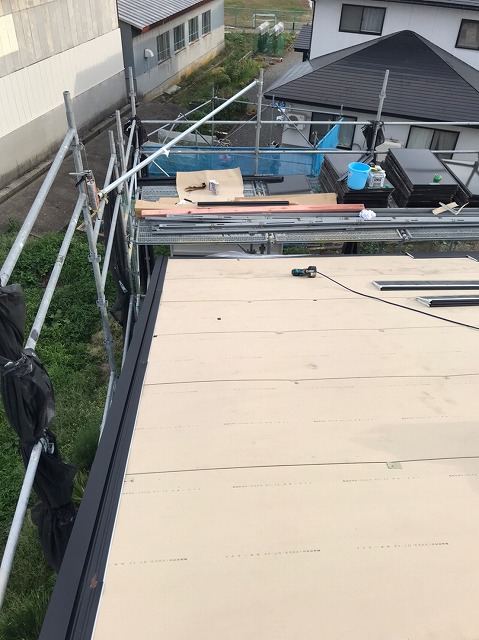 スレート屋根から横暖ルーフを使った屋根カバー工事を行いました！川口市屋根カバー工事　横暖ルーフαｓ　ニチハ　センタールーフ　スレートボロボロ　ガルバリウム鋼板　