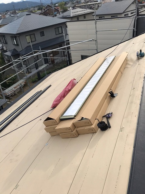 スレート屋根から横暖ルーフを使った屋根カバー工事を行いました！川口市屋根カバー工事　横暖ルーフαｓ　ニチハ　センタールーフ　スレートボロボロ　ガルバリウム鋼板　