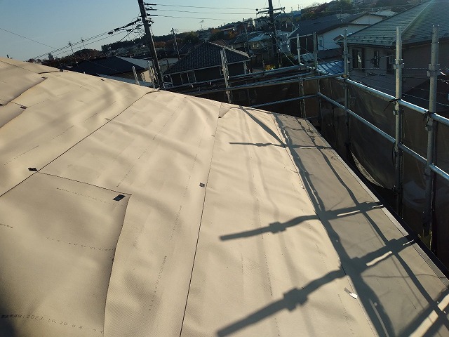 スレート屋根から横暖ルーフを使った屋根カバー工事を行いました！川口市屋根カバー工事　横暖ルーフαｓ　ニチハ　センタールーフ　スレートボロボロ　ガルバリウム鋼板　