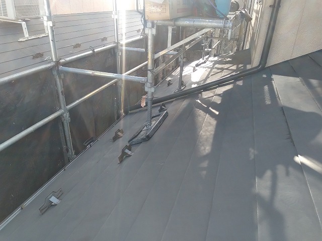 スレート屋根から横暖ルーフを使った屋根カバー工事を行いました！川口市屋根カバー工事　横暖ルーフαｓ　ニチハ　センタールーフ　スレートボロボロ　ガルバリウム鋼板　