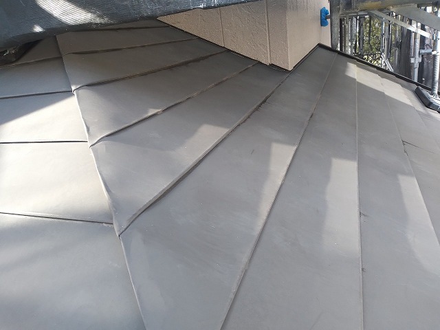 スレート屋根から横暖ルーフを使った屋根カバー工事を行いました！川口市屋根カバー工事　横暖ルーフαｓ　ニチハ　センタールーフ　スレートボロボロ　ガルバリウム鋼板　