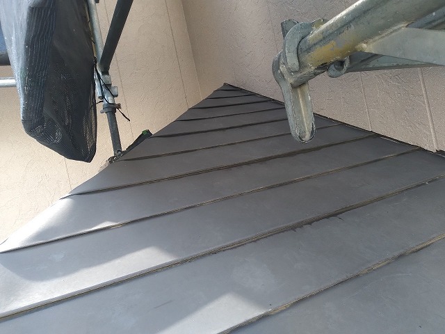 スレート屋根から横暖ルーフを使った屋根カバー工事を行いました！川口市屋根カバー工事　横暖ルーフαｓ　ニチハ　センタールーフ　スレートボロボロ　ガルバリウム鋼板　
