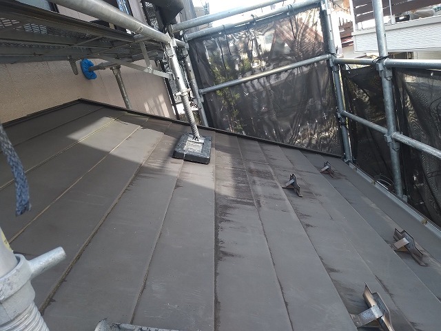 スレート屋根から横暖ルーフを使った屋根カバー工事を行いました！川口市屋根カバー工事　横暖ルーフαｓ　ニチハ　センタールーフ　スレートボロボロ　ガルバリウム鋼板　