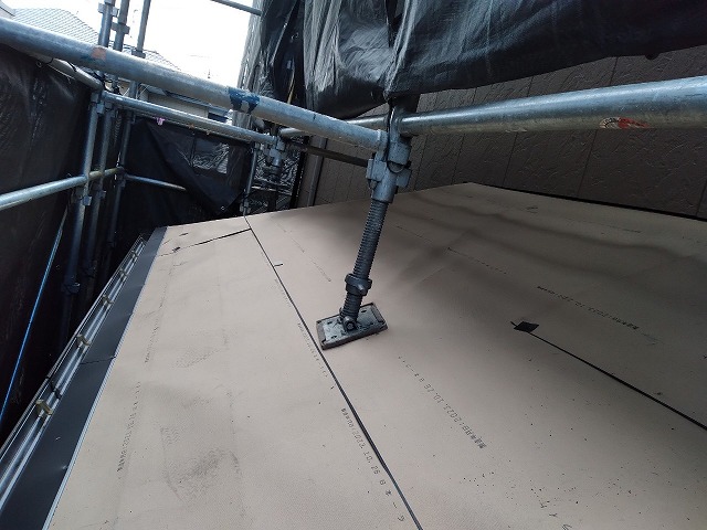 スレート屋根から横暖ルーフを使った屋根カバー工事を行いました！川口市屋根カバー工事　横暖ルーフαｓ　ニチハ　センタールーフ　スレートボロボロ　ガルバリウム鋼板　