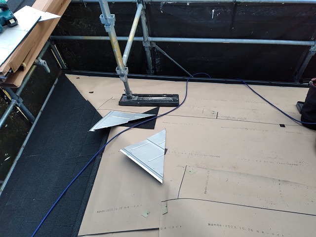 スレート屋根から横暖ルーフを使った屋根カバー工事を行いました！川口市屋根カバー工事　横暖ルーフαｓ　ニチハ　センタールーフ　スレートボロボロ　ガルバリウム鋼板　