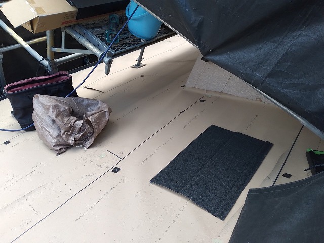 スレート屋根から横暖ルーフを使った屋根カバー工事を行いました！川口市屋根カバー工事　横暖ルーフαｓ　ニチハ　センタールーフ　スレートボロボロ　ガルバリウム鋼板　