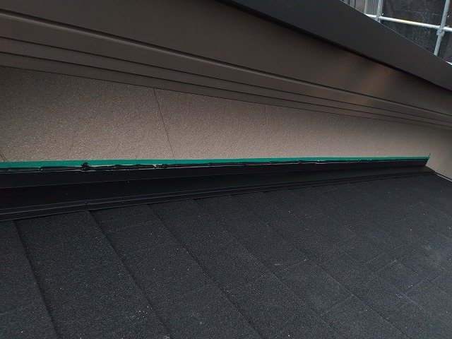 スレート屋根から横暖ルーフを使った屋根カバー工事を行いました！川口市屋根カバー工事　横暖ルーフαｓ　ニチハ　センタールーフ　スレートボロボロ　ガルバリウム鋼板　