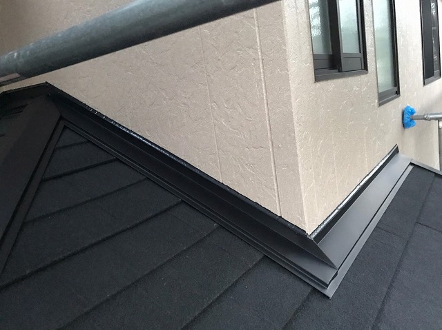 スレート屋根から横暖ルーフを使った屋根カバー工事を行いました！川口市屋根カバー工事　横暖ルーフαｓ　ニチハ　センタールーフ　スレートボロボロ　ガルバリウム鋼板　